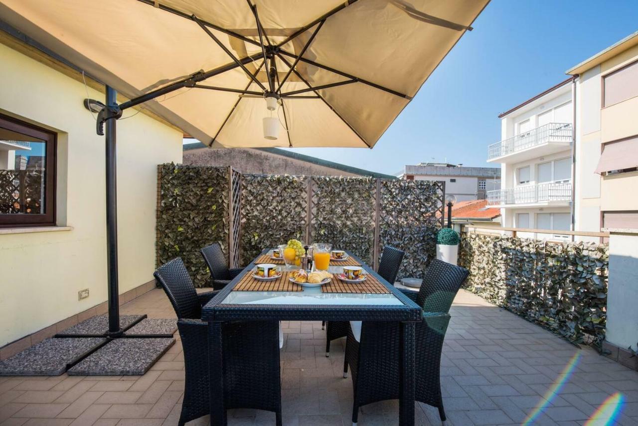 Altido Apt For 8 With Huge Terrace In Old Town Of Viareggio Ngoại thất bức ảnh